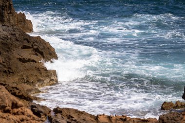 Cala Pregonda, Menorca, İspanya yakınındaki deniz manzarası
