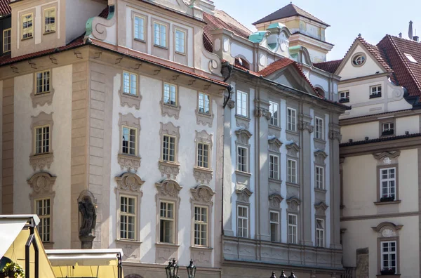 Historiska byggnader i gamla stan i Prag, Tjeckien — Stockfoto
