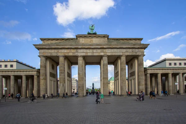 Brandenburger tor i berlin — Stockfoto