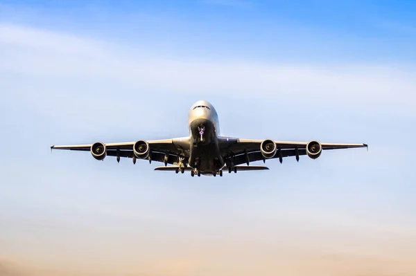 Airplane ist landing — Stock Photo, Image