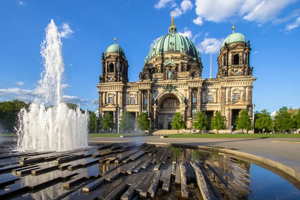 Kathedraal in Berlijn en fontein, Duitsland — Stockfoto