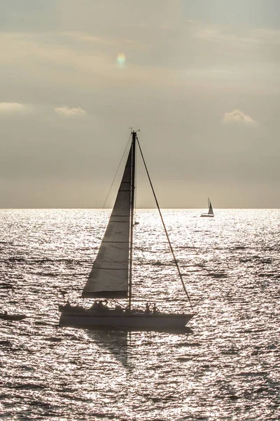 Velero navegando por la noche — Foto de Stock