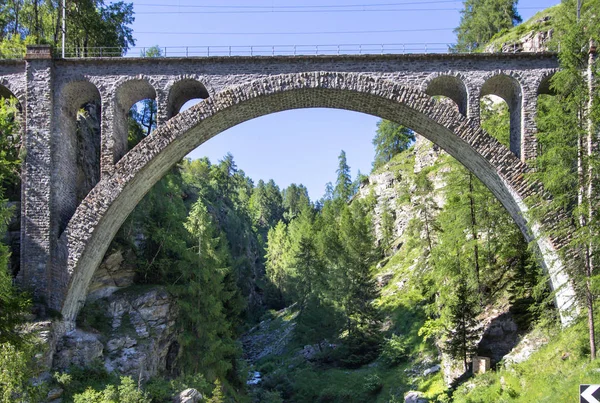 Bogen des Viadukts in der Schweiz — Stockfoto