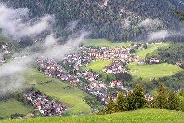 Sis bulutlar dağ köyü