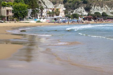 Mavi deniz güneşli