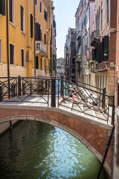 Bridge over small venetian canal, Venice, Italy — Stock Photo, Image