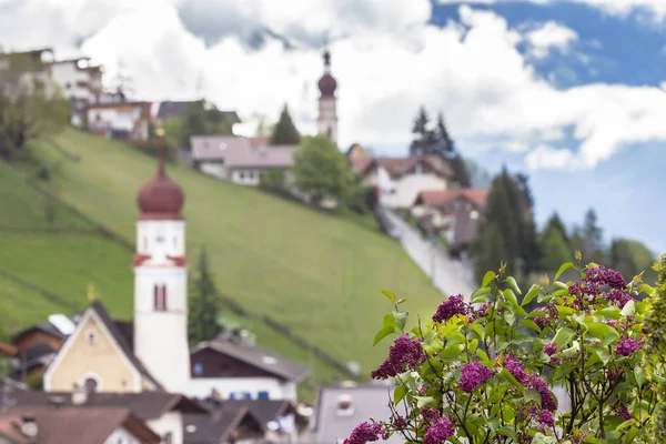 Horská vesnice kostely v regionu Jižní Tyrolsko, Itálie — Stock fotografie