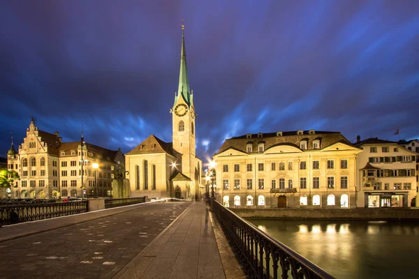 Fraumuenster kyrkan på natten, Zürich — Stockfoto
