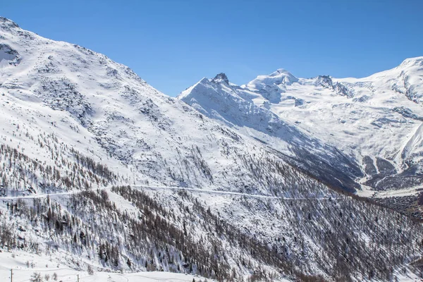 Trasy narciarskie w szwajcarskich górach w Saas-Fee — Zdjęcie stockowe