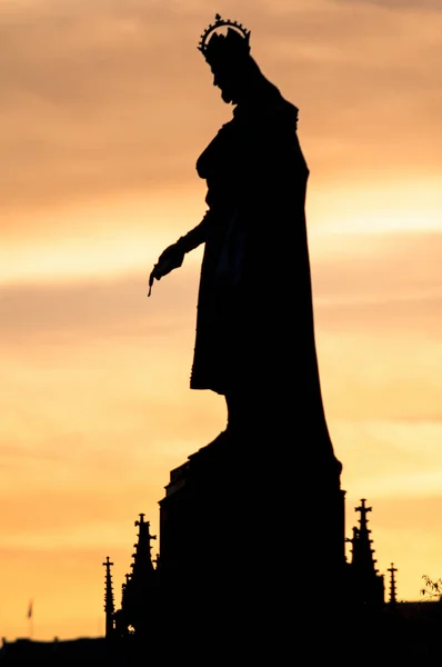 Silhueta de escultura na Ponte Charles em Praga durante o pôr do sol — Fotografia de Stock