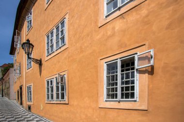 Prag sokakta eski turuncu ev