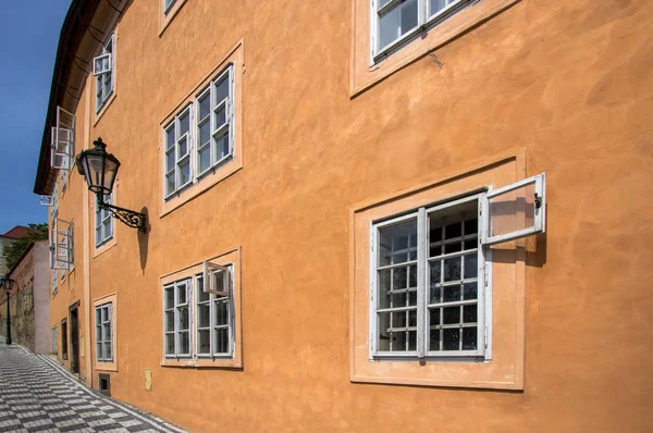 Prag sokakta eski turuncu ev — Stok fotoğraf