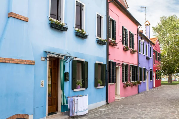 Barevné domy v Burano, Benátky — Stock fotografie