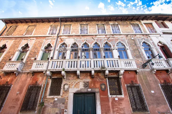 Antiguo palacio en el pequeño canal de Venecia, Italia — Foto de Stock