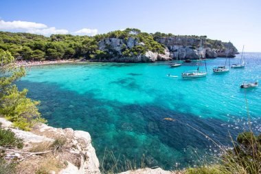 Tekneler ve yatlar Macarella plajda, Menorca, İspanya
