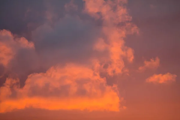 Matahari terbenam merah berpemandangan dengan awan — Stok Foto
