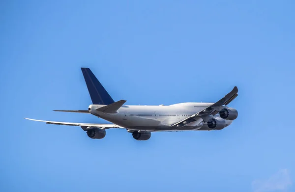 Passanger airplane taking off — Stock Photo, Image