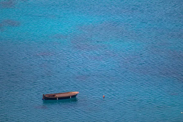 Barco solitario en el mar — Foto de Stock