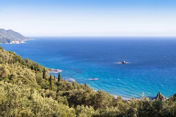 Spektakuläre Aussicht und üppiges Grün von Palaiokastritsa, Korfu, Griechenland — Stockfoto