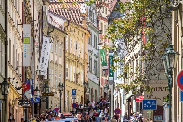 Mostecka street i Pargue, Tjeckien — Stockfoto