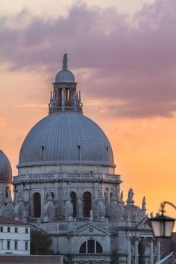 Bazilika Santa Maria della salute ve günbatımı gökyüzü, Venedik