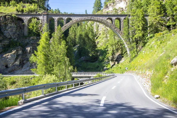 Arco do Viaduto na Suíça — Fotografia de Stock