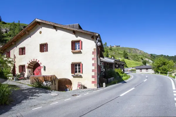 Casa tradizionale nelle Alpi — Foto Stock