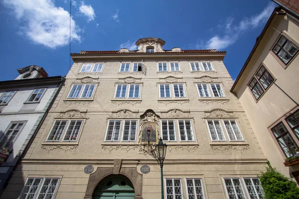 Történelmi épületek a régi város-Prága, Cseh Köztársaság — Stock Fotó