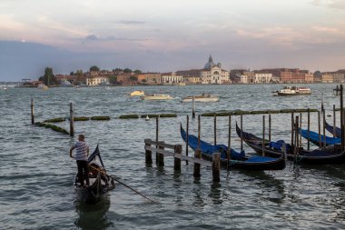 Venedik gondol büyük Kanal üzerinde