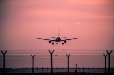 Gün batımında uçak inecek.