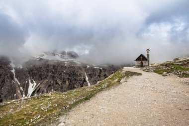 Küçük kilise Tre Cime di Lavaredo (Drei Zinnen dağlar parça)