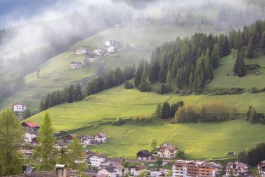 Sis bulutlar dağlar, South Tyrol arasında Alp Köyü manzara Üstten Görünüm