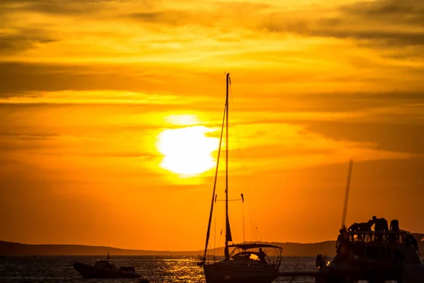 Wunderschöne Landschaft Mit Yachten Und Sonnenuntergang Über Dem Meer — Stockfoto