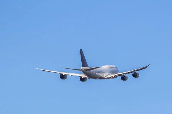 Avion Passager Décollant Dans Ciel Bleu — Photo