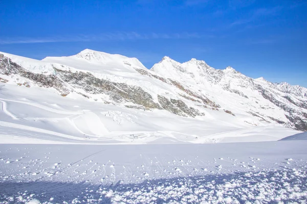 Ski Tracks Besneeuwde Bergen Van Zwitserland — Stockfoto