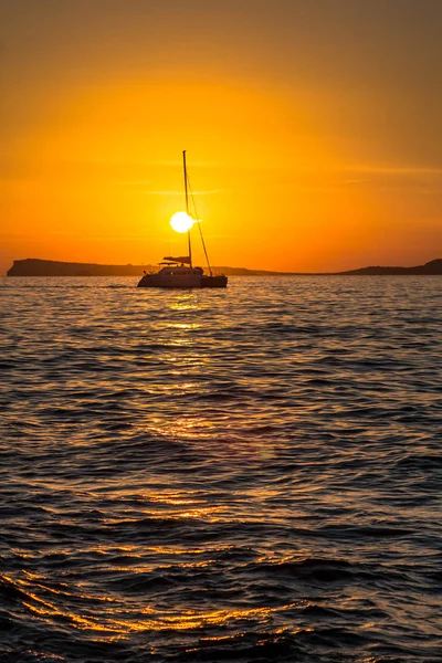 Segelboot Bei Sonnenuntergang Mit Reflexion — Stockfoto