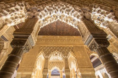 İspanya, Alhambra Granada 'daki Aslanların avlusu.