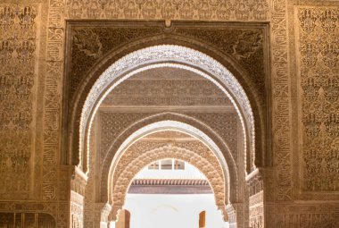 İspanya, Granada, Alhambra 'nın Lions avlusunda süslü kemerler.