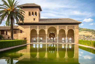 Torre de las Damas Granada, İspanya 'daki Alhambra bahçesinde.