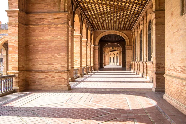 Arkaden auf der Plaza de espa � � a, Sevilla, Spanien — Stockfoto