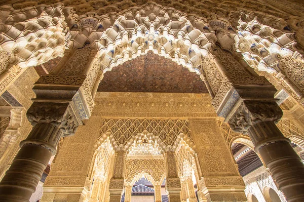 Patio de los Leones en la Alhambra Granada, España — Foto de Stock