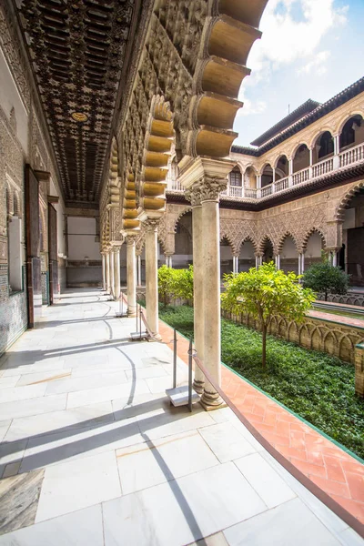 Uteplats de las Doncellas i kungliga palatset i Sevilla, Spanien — Stockfoto