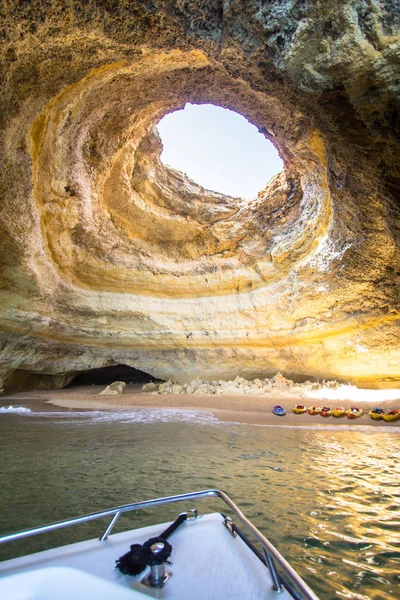 Caverna do Mar de Benagil na Praia de Benagil, Portugal — Fotografia de Stock