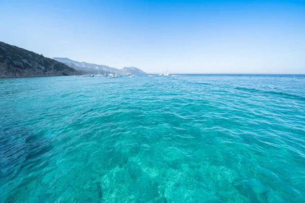 意大利撒丁岛清澈的蓝色海水 — 图库照片