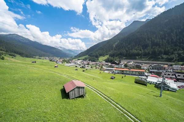 Idilli nyári táj az Alpokban — Stock Fotó