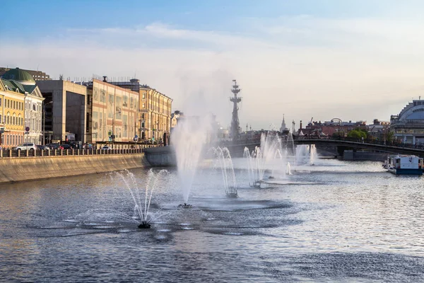 俄罗斯莫斯科河上的小喷泉 — 图库照片