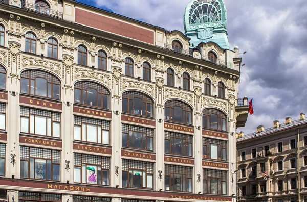 Warenhuis Au Pont Rouge in Sint-Petersburg, Rusland — Stockfoto