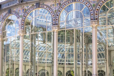 İspanya, Madrid 'deki Palacio de Cristal' in içinde.