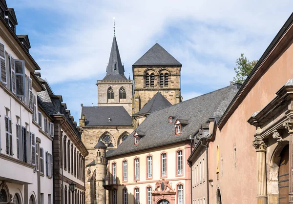 Vista lateral de la Catedral de San Pedro en Tréveris, Alemania — Foto de Stock