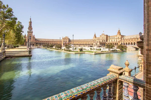 Belo canal da Praça de Espanha, Sevilha, Espanha — Fotografia de Stock